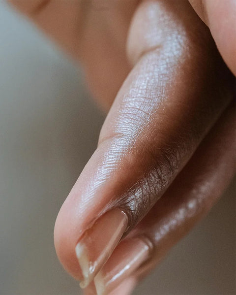Regarder la base de l'ongle (lit d'ongle)